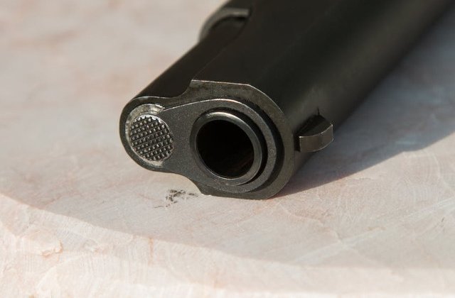 Un baietel de 9 ani a ramas fara un picior dupa ce o arma s-a descarcat, in timpul unei partide de vanatoare