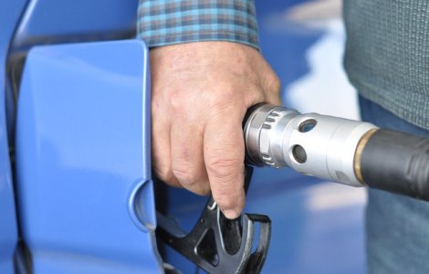 Un barbat cu gluga pe cap si pistol de jucarie a jefuit o benzinarie din Baia Mare