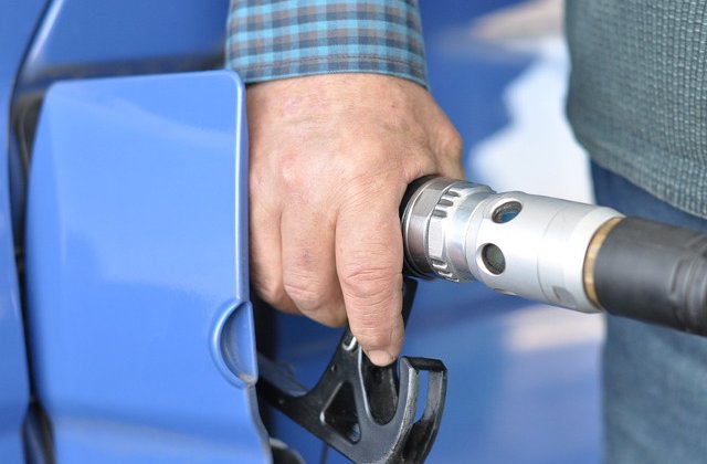 Un barbat cu gluga pe cap si pistol de jucarie a jefuit o benzinarie din Baia Mare