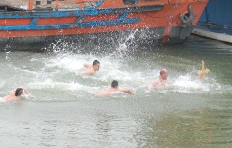 Galati: Un electrician a recuperat pentru a sasea oara Sfanta Cruce din Dunare