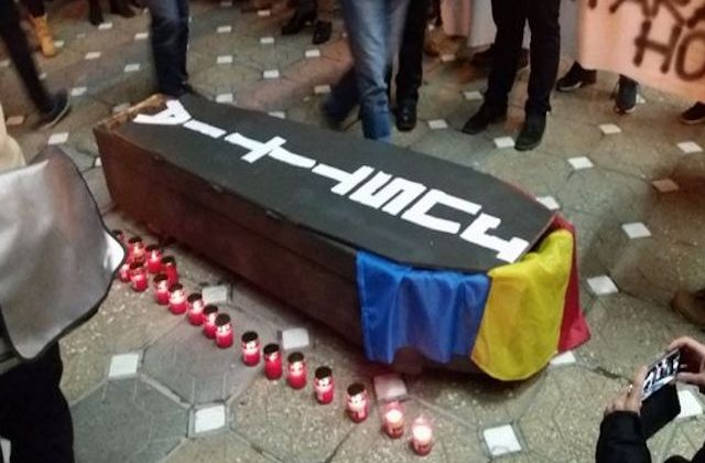 Protest la Timisoara: Un sicriu pe care scria "Justitie" a fost vegheat in Piata Victoriei