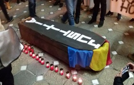 Protest la Timisoara: Un sicriu pe care scria "Justitie" a fost vegheat in Piata Victoriei