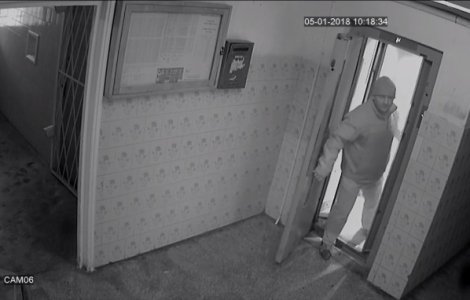 Noi imagini cu barbatul care a agresat sexual doi copii in liftul unui bloc / FOTO