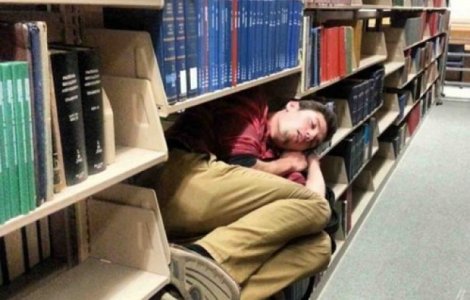  Top  10 imagini haioase cu oameni care au adormit in cele mai nepotrivite locuri