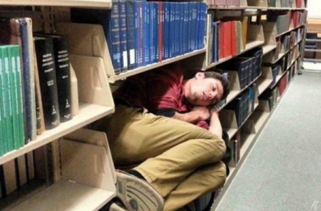 10 imagini haioase cu oameni care au adormit in cele mai nepotrivite locuri