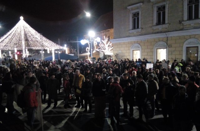 Cateva sute de persoane au protestat in Cluj-Napoca: "Legea-i a poporului, nu a dictatorului" / VIDEO