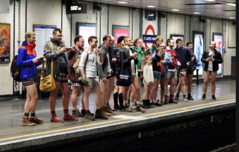 Sute de americani si britanici au sarbatorit Ziua fara Pantaloni