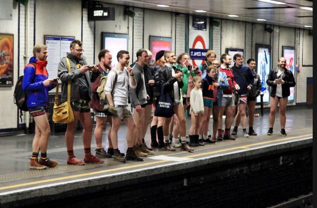 Sute de americani si britanici au sarbatorit Ziua fara Pantaloni