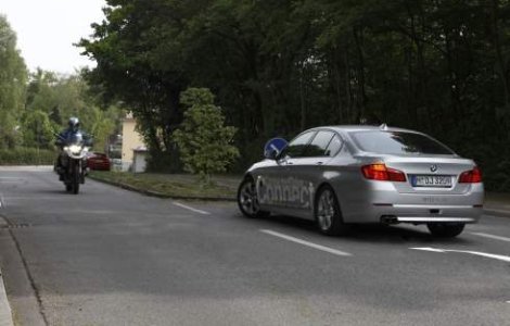 Cum te ajuta un noul sistem BMW cand virezi la stanga