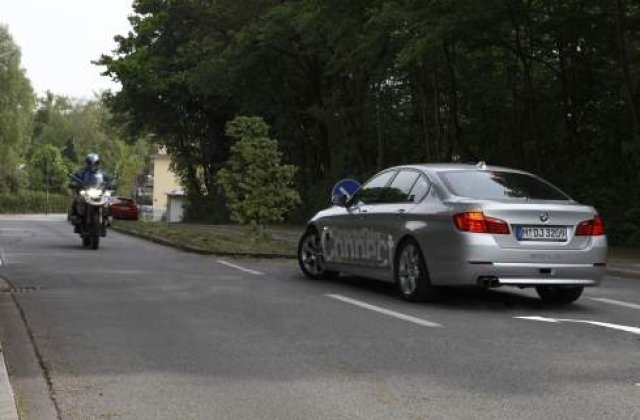 Cum te ajuta un noul sistem BMW cand virezi la stanga