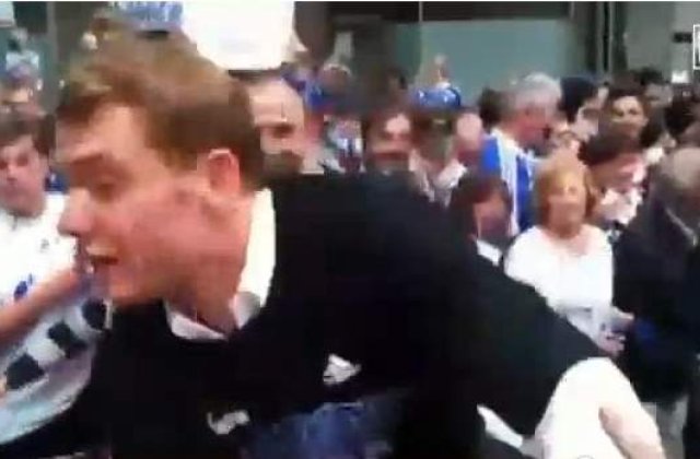 [VIDEO] Portarul lui Schalke, palmuit de un suporter