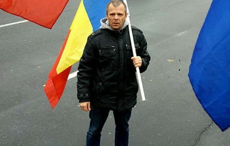 Jurnalistul Malin Bot, amendat de jandarmi cu 6.000 de lei, dupa ce a fost ridicat din fata sediului PSD