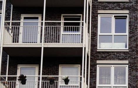 Doi tineri au fost impuscati pentru ca fumau si scuipau pe balcon