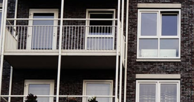 Doi tineri au fost impuscati pentru ca fumau si scuipau pe balcon