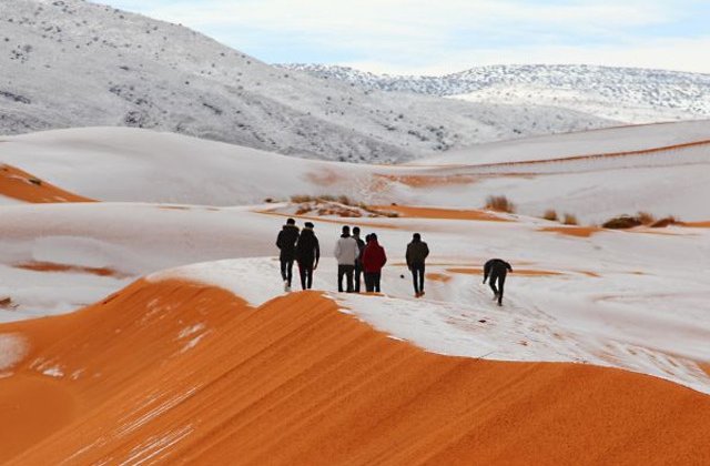 Desertul Sahara este cuprins de ninsoare pentru al treilea an la rand