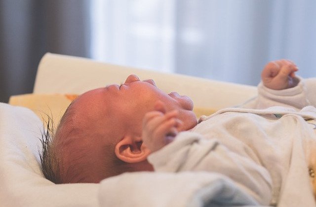 Un bebelus de o luna a murit dupa ce a fost infectat cu candida. Ministrul Sanatatii a cerut control abia dupa aproape 3 luni