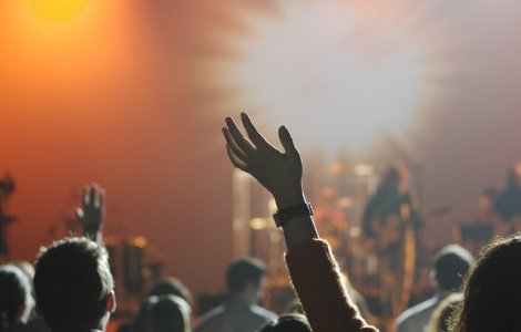 Bodyguard agresat de doi tineri, la intrarea intr-un club de noapte