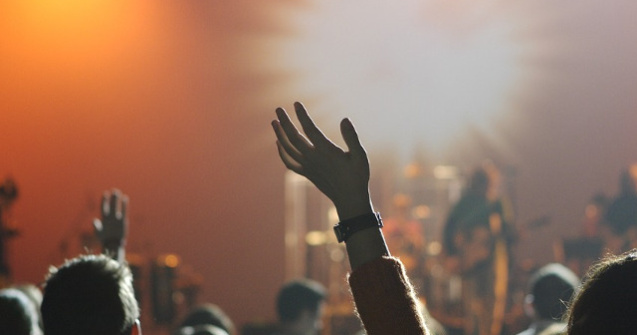 Bodyguard agresat de doi tineri, la intrarea intr-un club de noapte