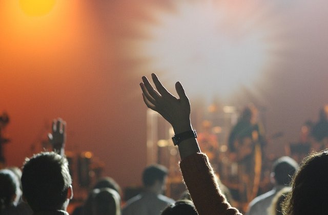 Bodyguard agresat de doi tineri, la intrarea intr-un club de noapte