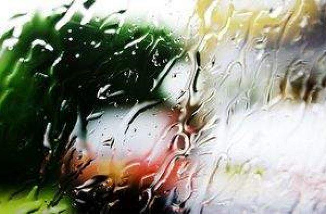 Avertizare de ploi torentiale pentru vestul tarii