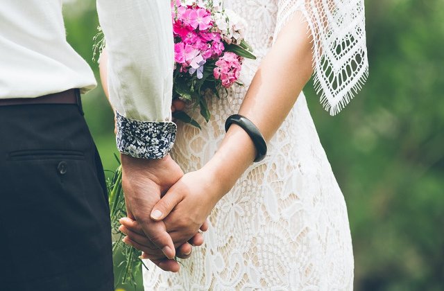 Un roman s-a casatorit cu 3 femei in 3 decenii. Ce l-a dat de gol