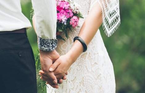 Un roman s-a casatorit cu 3 femei in 3 decenii. Ce l-a dat de gol