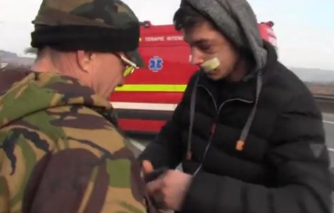 Un barbat le-a cerut bani celor pe care i-a salvat dupa un accident: Da-mi 10 lei / VIDEO