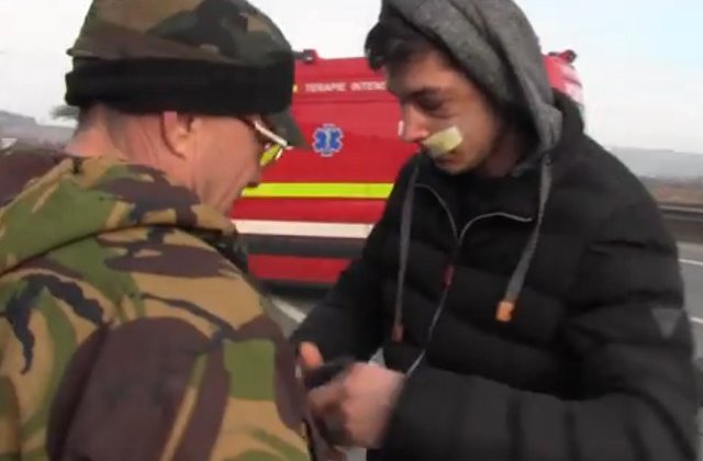 Un barbat le-a cerut bani celor pe care i-a salvat dupa un accident: Da-mi 10 lei / VIDEO