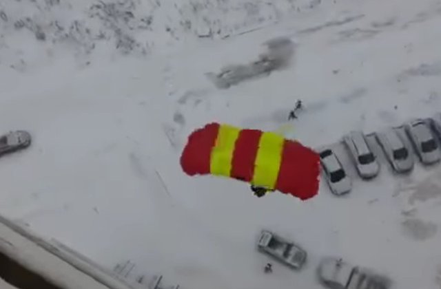 Un rus s-a filmat in timp ce sarea cu parasuta de la balcon