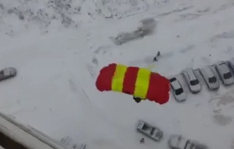 Un rus s-a filmat in timp ce sarea cu parasuta de la balcon