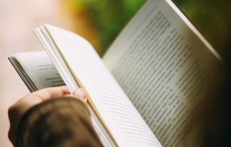 Protest prin lectura in fata sediului PSD Sibiu/ VIDEO