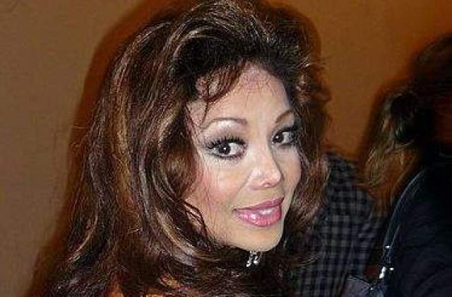 [FOTO] La Toya Jackson are un zambet infricosator