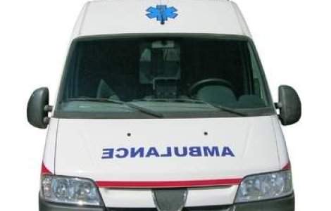 Video  Omorati de ambulanta: Masina de transport dializa a lovit un pod