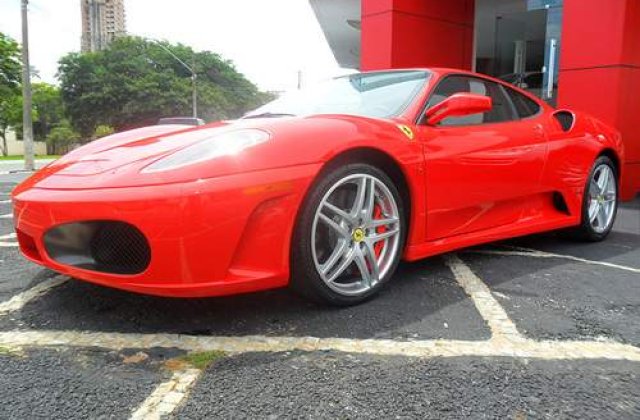 Cat te costa un weekend cu Ferrari pe litoral?