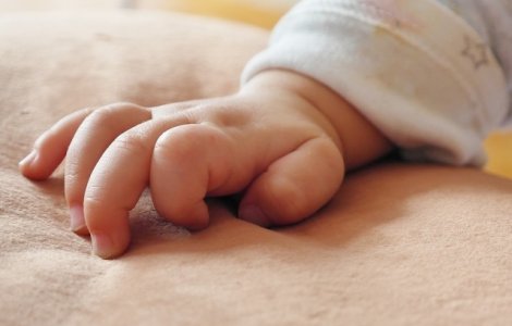 Copil de un an, intoxicat cu fum dupa ce fratele sau a provocat in joaca un un incendiu