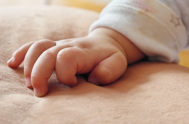 Copil de un an, intoxicat cu fum dupa ce fratele sau a provocat in joaca un un incendiu