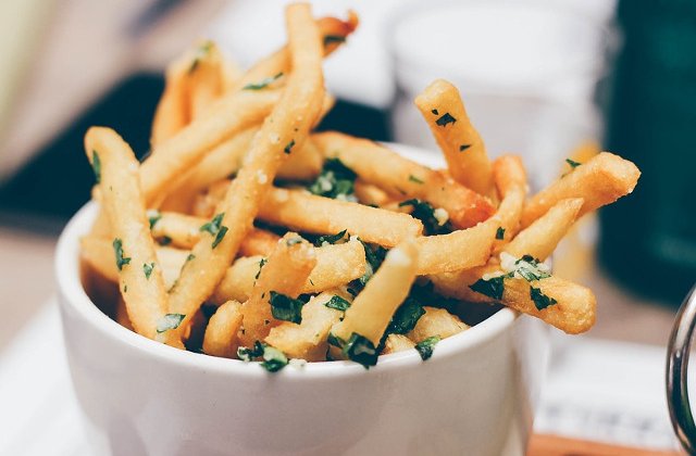 Alege varianta sanatoasa: 6 pasi pentru a pregati cartofi prajiti fara sa folosesti ulei