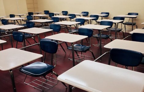 Doi necunoscuti au injunghiat 8 elevi si o profesoara, la o scoala din Rusia