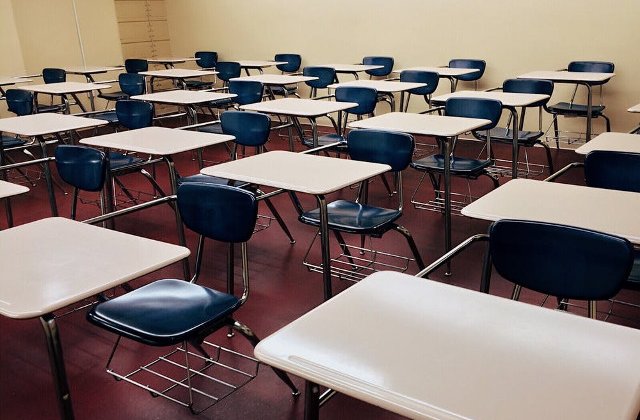 Doi necunoscuti au injunghiat 8 elevi si o profesoara, la o scoala din Rusia