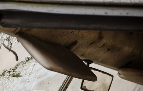 Masina unui ofiter de politie de la Judiciara a fost incendiata in parcare