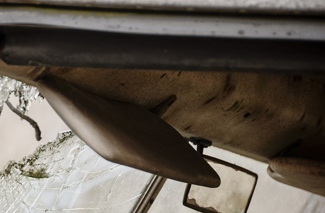 Masina unui ofiter de politie de la Judiciara a fost incendiata in parcare