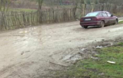 Pe ce cheltuie primarul unui sat fara canalizare, scoala si strazi asfaltate, 40.000 de euro