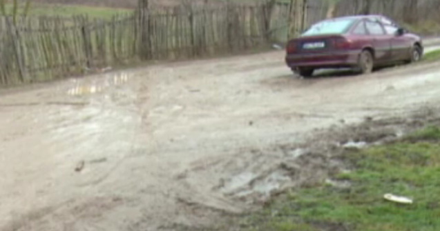 Pe ce cheltuie primarul unui sat fara canalizare, scoala si strazi asfaltate, 40.000 de euro