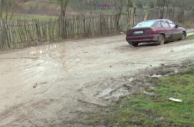 Pe ce cheltuie primarul unui sat fara canalizare, scoala si strazi asfaltate, 40.000 de euro