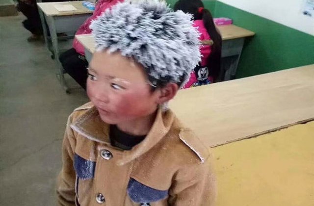 [FOTO] A mers 4.8 kilometri prin ger pentru a ajunge la scoala. Povestea lui te va emotiona