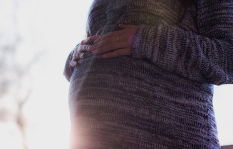 O gravida a fost batuta pana cand a lesinat. Femeia spune ca a fost agresata de doua tinere