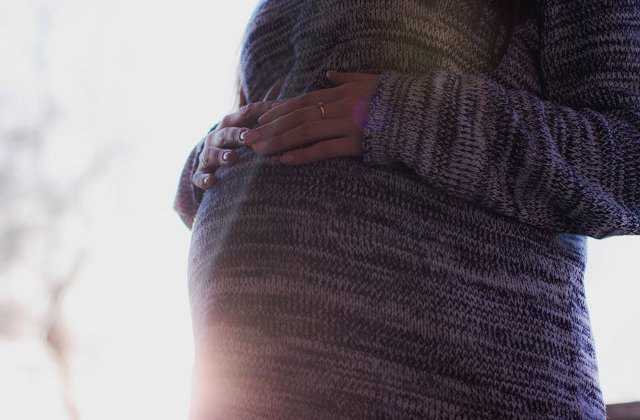 O gravida a fost batuta pana cand a lesinat. Femeia spune ca a fost agresata de doua tinere