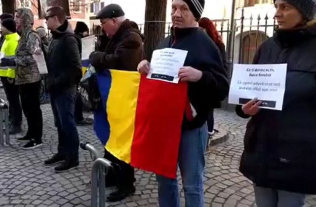 Sibiu: Poezia "Ce-ti doresc eu tie, dulce Romanie", rescrisa la protestul din fata sediului PSD / VIDEO