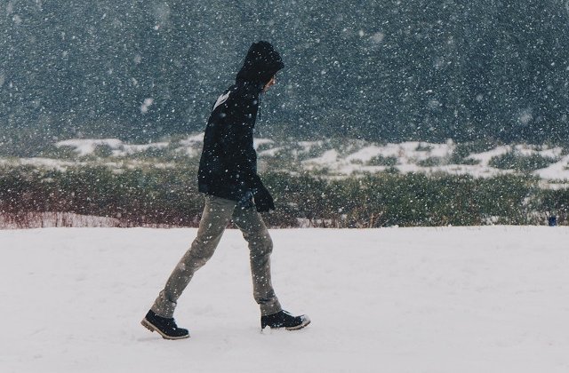 Informare meteo: Precipitatii mixte, polei, vant puternic si ninsori viscolite la munte, pana miercuri seara