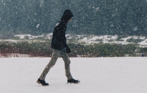 Informare meteo: Precipitatii mixte, polei, vant puternic si ninsori viscolite la munte, pana miercuri seara